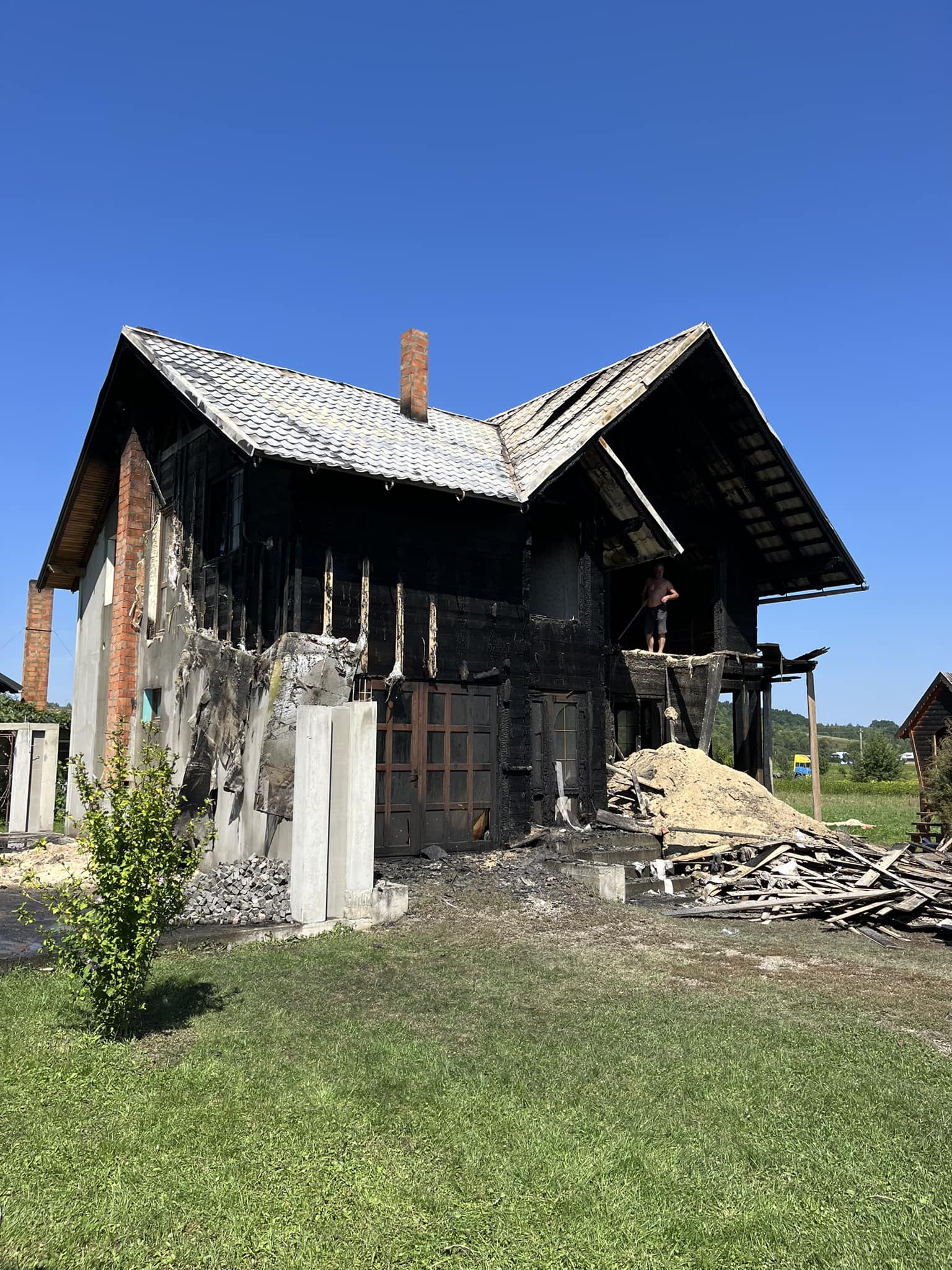 Косівський міський голова просить допомогти захиснику, у якого згоріла хата