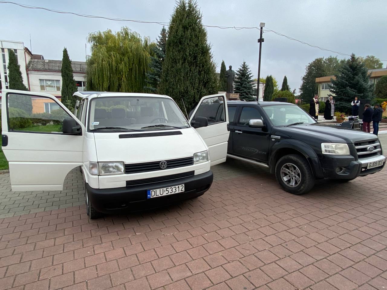 Освітяни з Городенківщини купили дві автівки для ЗСУ