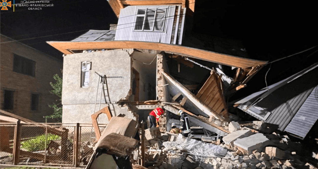 На Прикарпатті обвалився приватний будинок, є постраждалі (ВІДЕО)