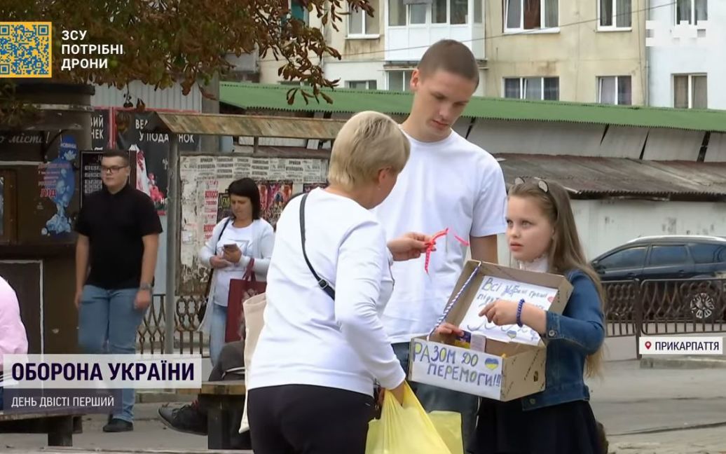 Щоб Україна скоріше перемогла: як на Прикарпатті 8-річна переселенка, попри скруту в сім’ї, допомагає ЗСУ (ВІДЕО)