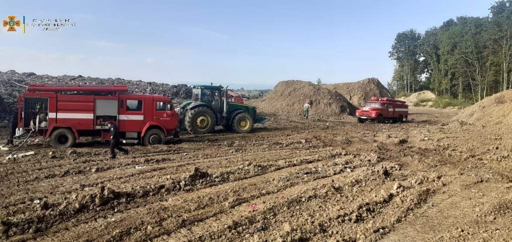 На Франківщині майже 12 годин гасили пожежу сміттєвого полігону (ФОТОФАКТ)