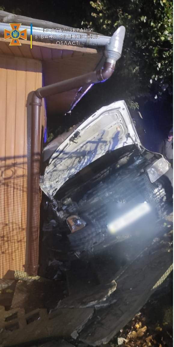 ДТП у Ямницькій громаді: авто врізалося в огорожу, є постраждалий (ФОТО)