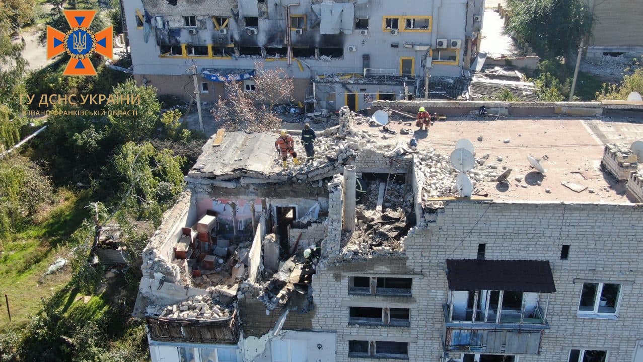 Прикарпатські рятувальники розібрали завали двох багатоповерхівок та відновили дах школи на Харківщині (ФОТО)