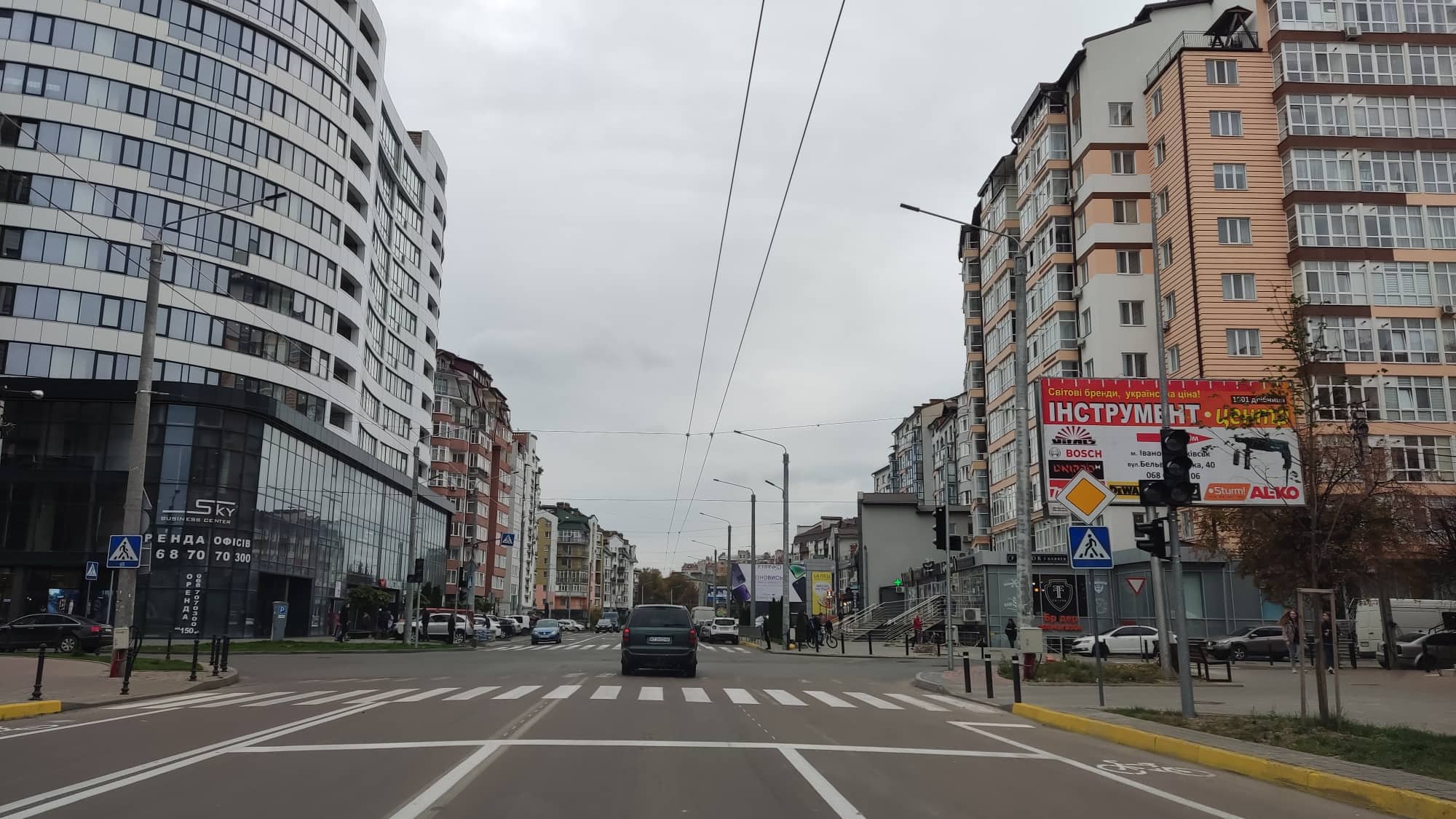 Після десятків аварій на перехресті Бельведерської з бульваром встановлюють світлофори (ФОТО)