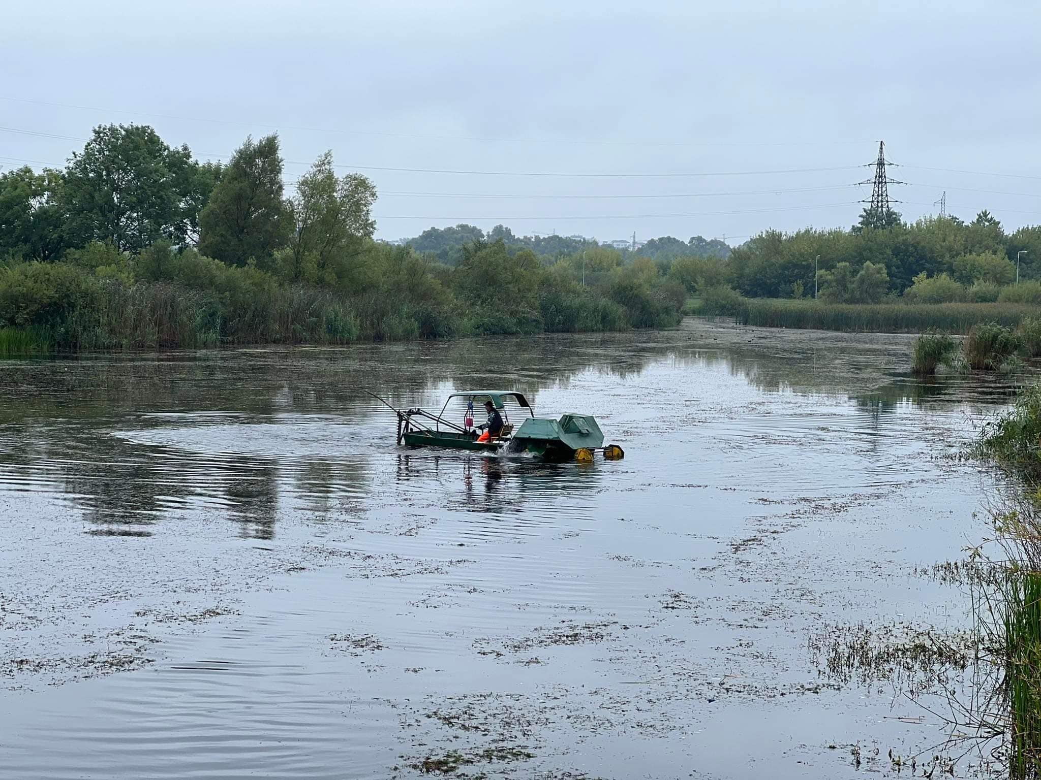 Німецьке озеро у Франківську очищують човном-косаркою (ФОТО)