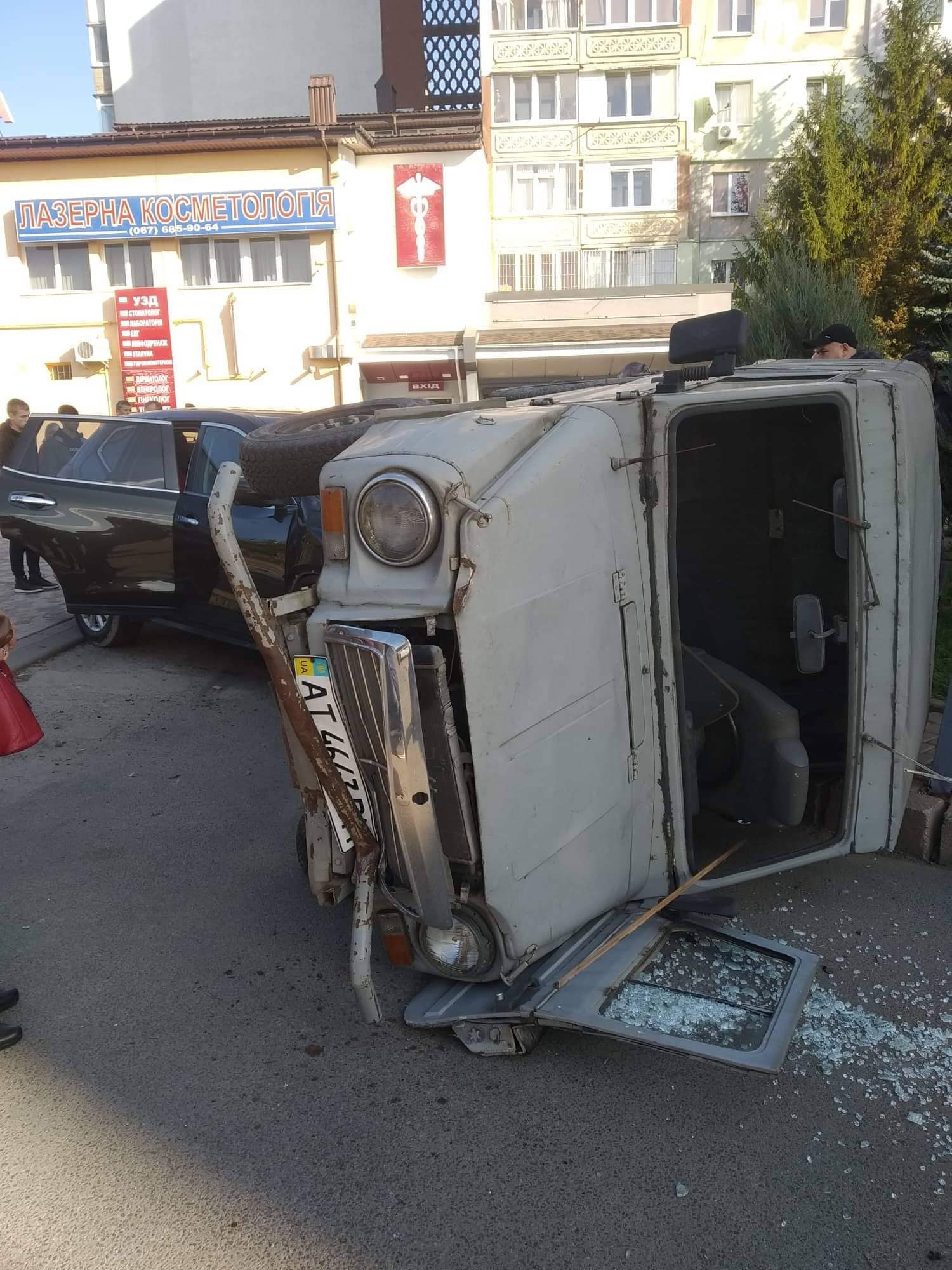 У Франківську водій Nissan перекинув припаркований ЛуАЗ та збив самокатчика (ВІДЕО, ФОТО)