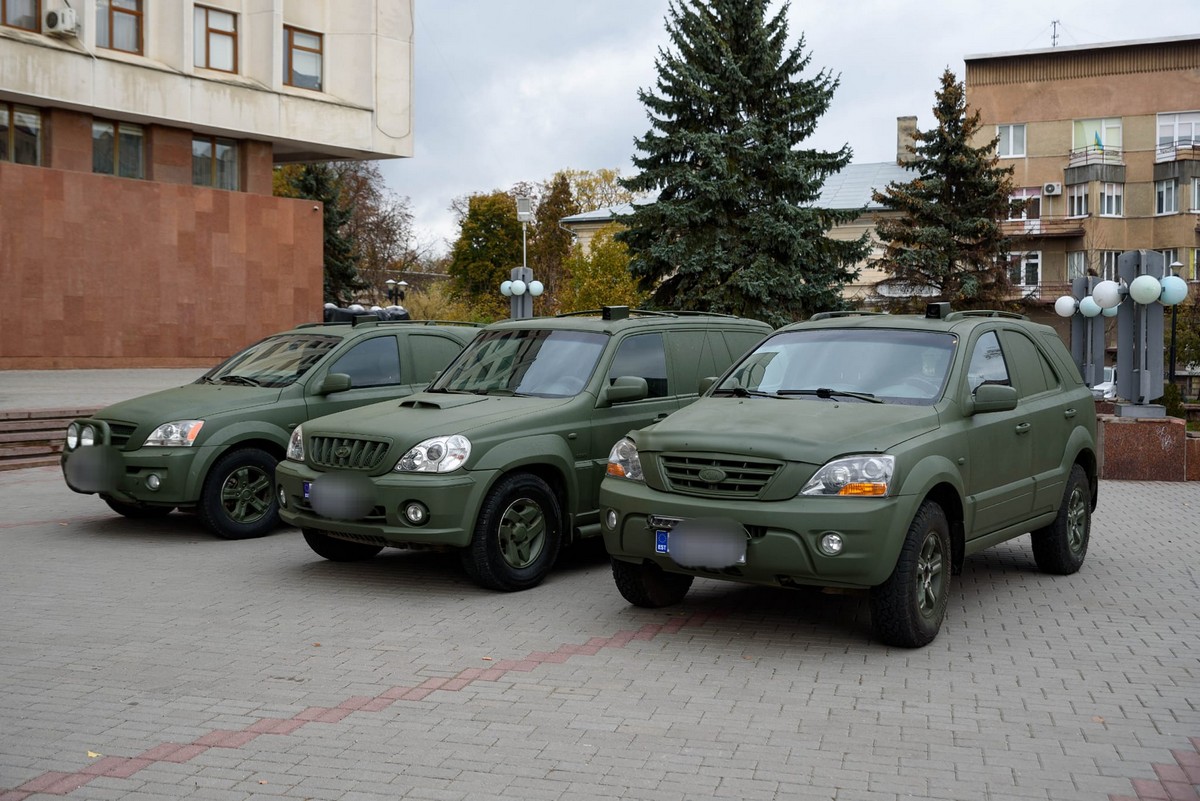 Ще три високопрохідні автомобілі відправили з Франківська на передову (ФОТО)