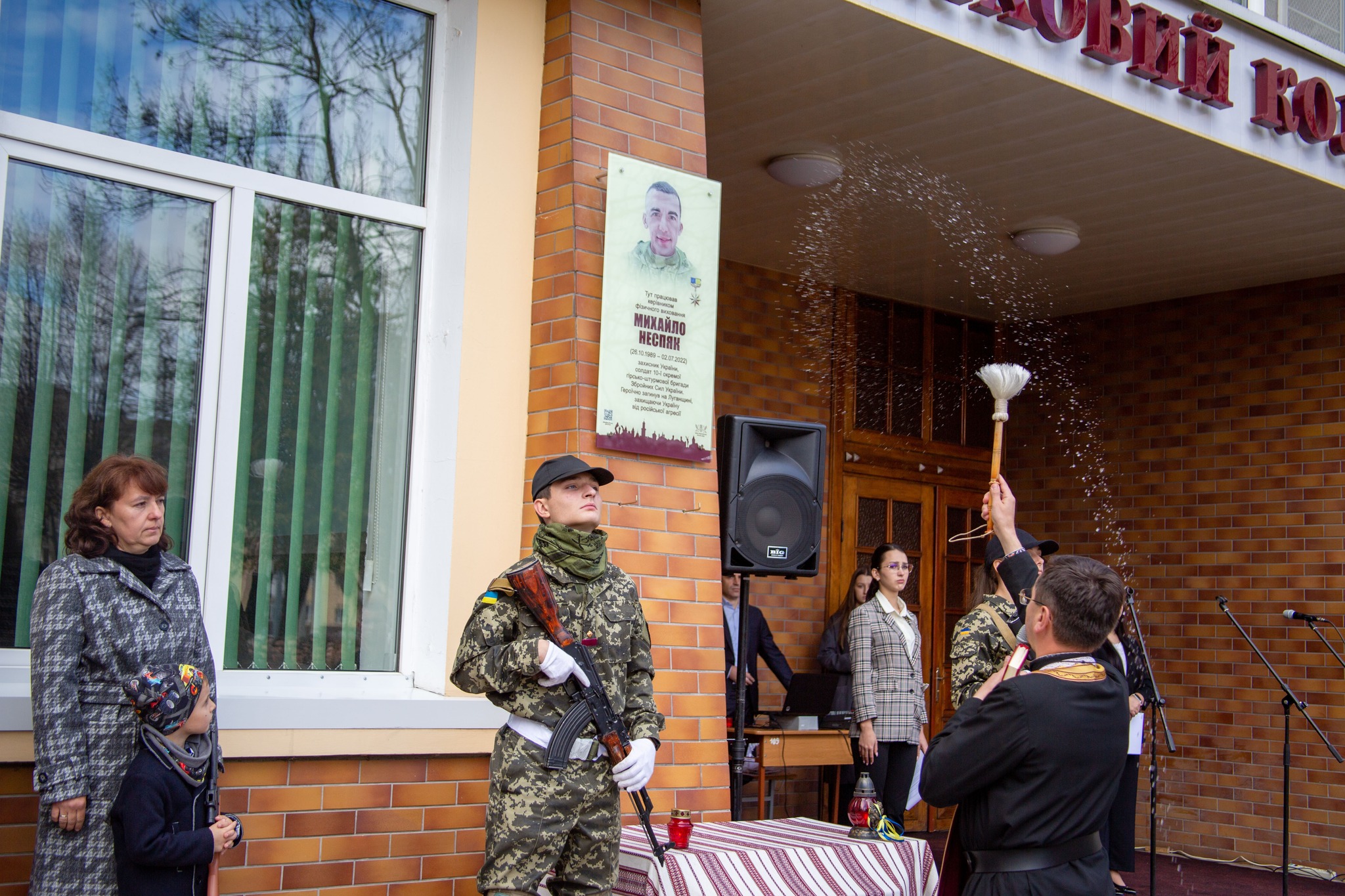 Загиблому франківському бійцю у день народження відкрили памʼятну дошку (ФОТО)