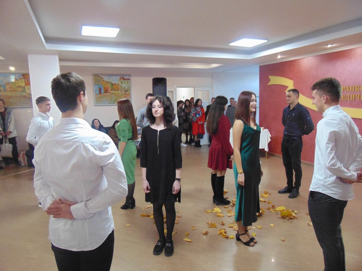 У Франківську студенти-медики влаштували бал і зібрали 10 тисяч гривень для дітей-сиріт (ФОТО)