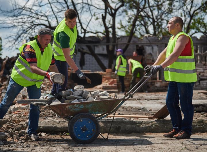 Безробітних на Прикарпатті хочуть “мобілізовувати” на суспільно-корисні роботи