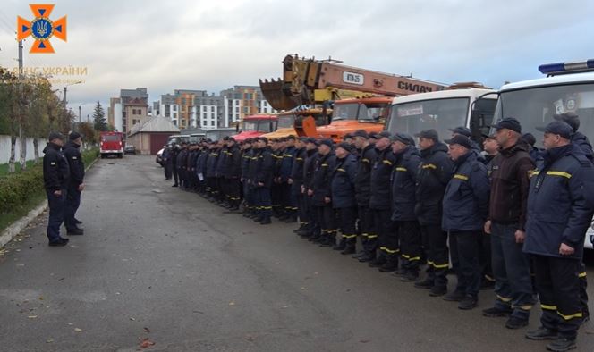 Пів сотні прикарпатських рятувальників на спецтехніці вирушили допомагати на схід України (ВІДЕО)