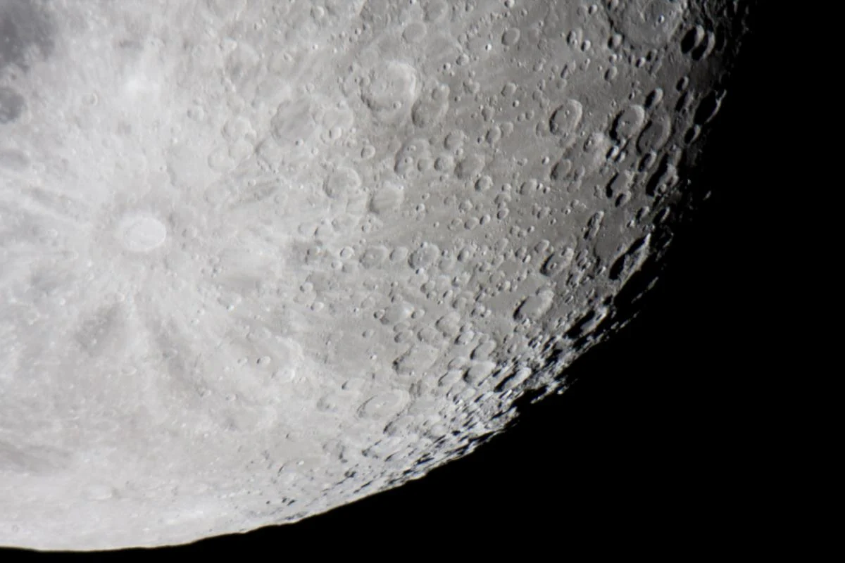 NASA показало фотографії Місяця, зроблені з максимально близької відстані