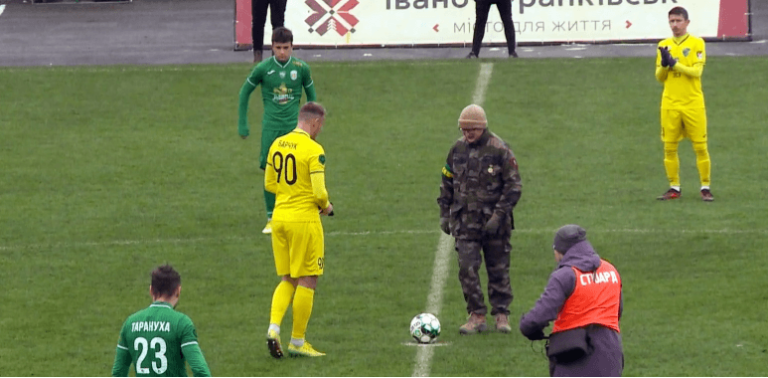 Боєць ЗСУ виконав перший удар у матчі “Прикарпаття” – “Карпати” (ВІДЕО)