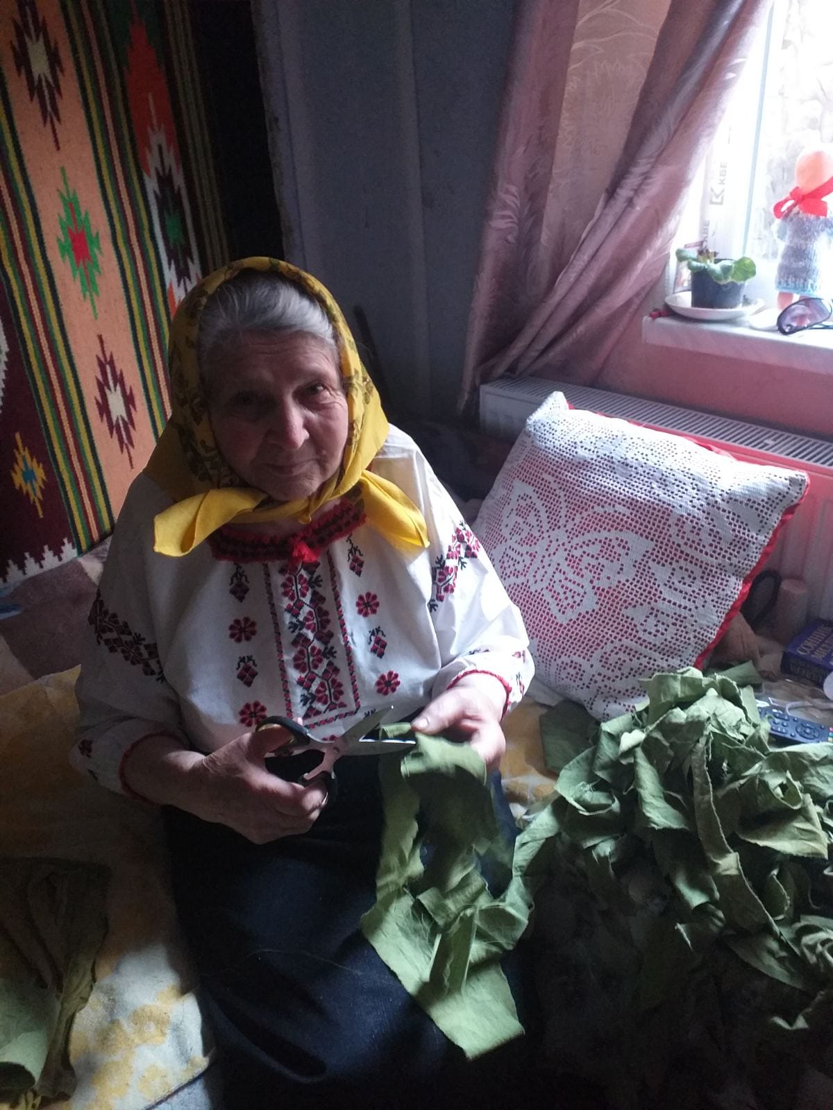 Незамінна помічниця: на Прикарпатті волонтерить 93-річна бабуся