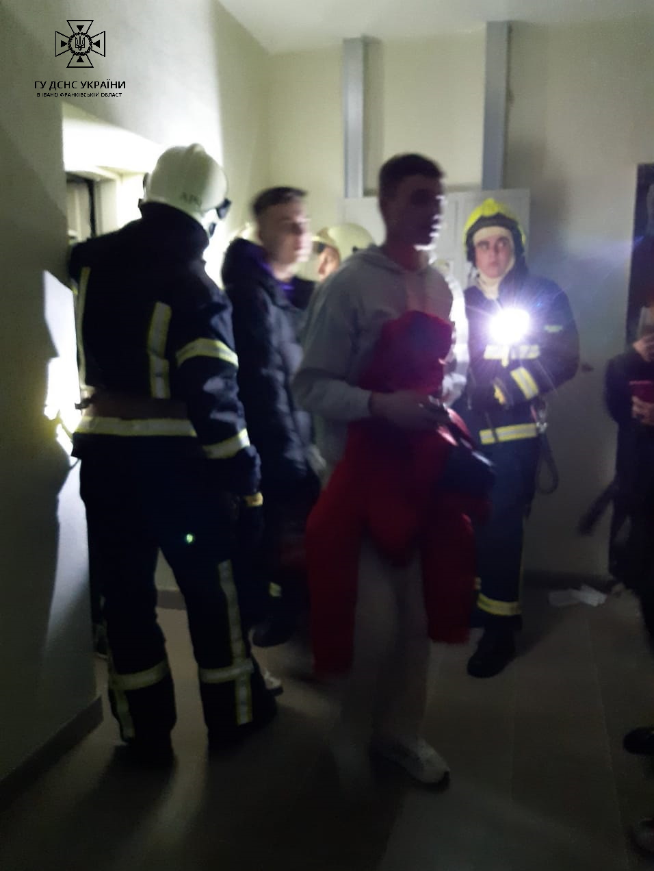 Вночі у Франківську семеро людей застрягли в ліфті – допомогли рятувальники (ФОТО)