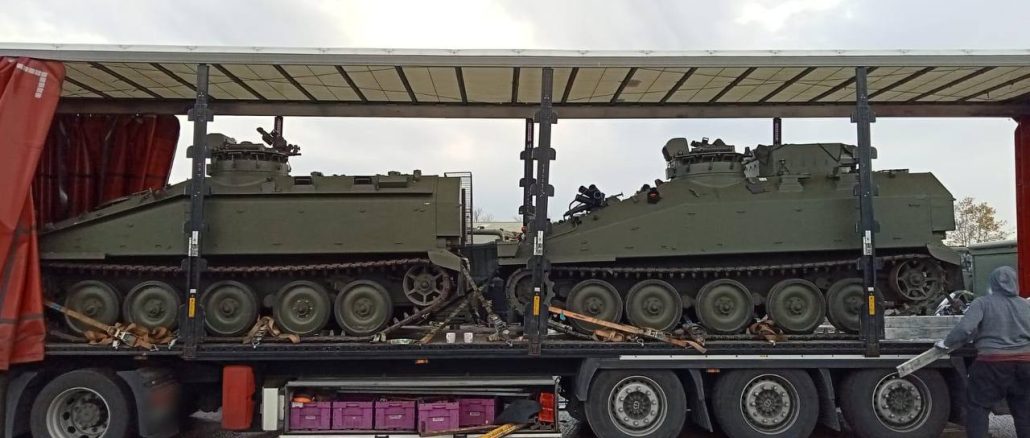 Придбані волонтерами британські бронемашини «Spartan» вже в дорозі до України (ФОТО)