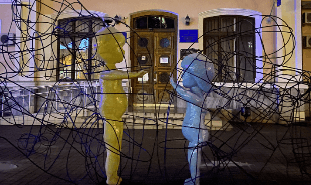 “Люди”: в центрі Франківська з’явилася нова цікава інсталяція від харківських митців