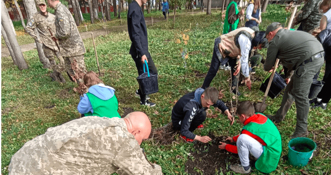 Лісівники допомогли озеленити оздоровчий центр, який облаштовує Наталія Тарабалка (ФОТО)