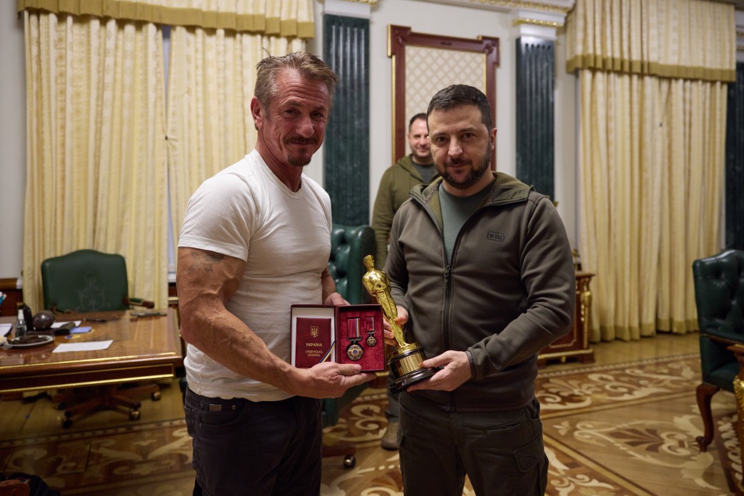 Шон Пенн привіз та віддав Зеленському свій “Оскар” (ФОТО)