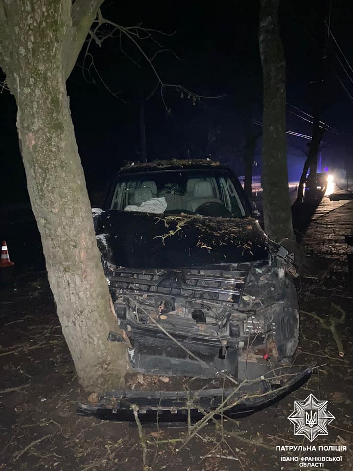На Мазепи п’яний водій зіткнувся з Hyundai та влетів у дерево (ФОТО)