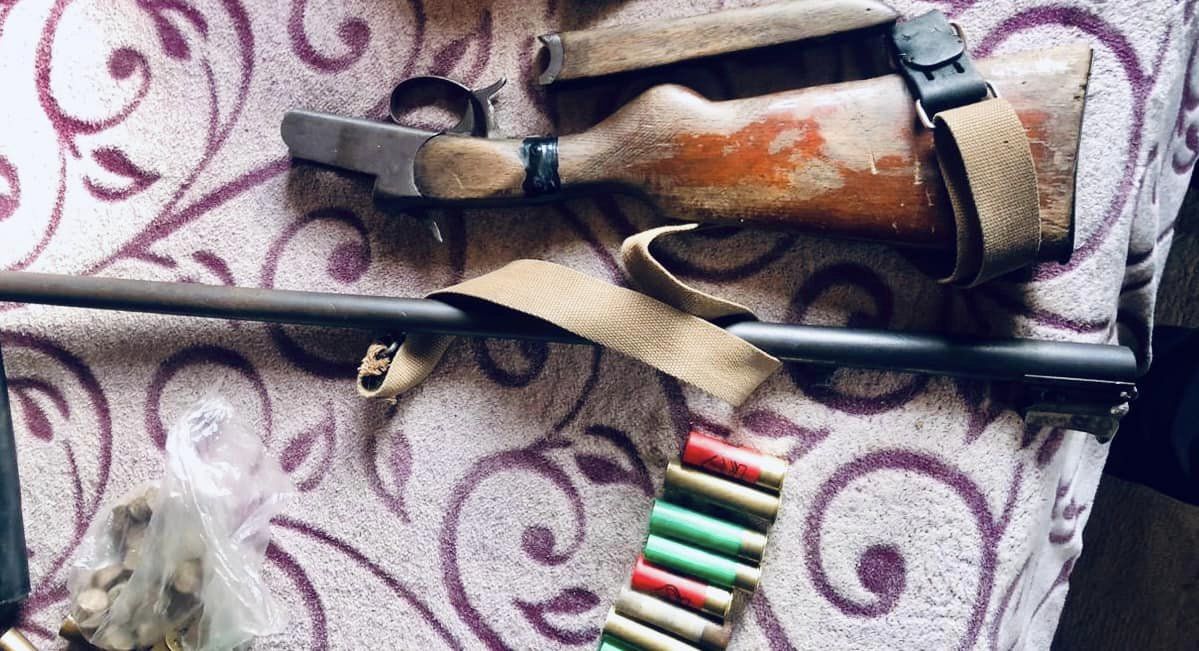 У прикарпатця, якого підозрюють в крадіжці, вдома знайшли ще й незаконну зброю (ФОТО)
