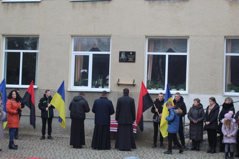 У Яблуниці відкрили меморіальну дошку загиблому на фронті Івану Капітанчуку