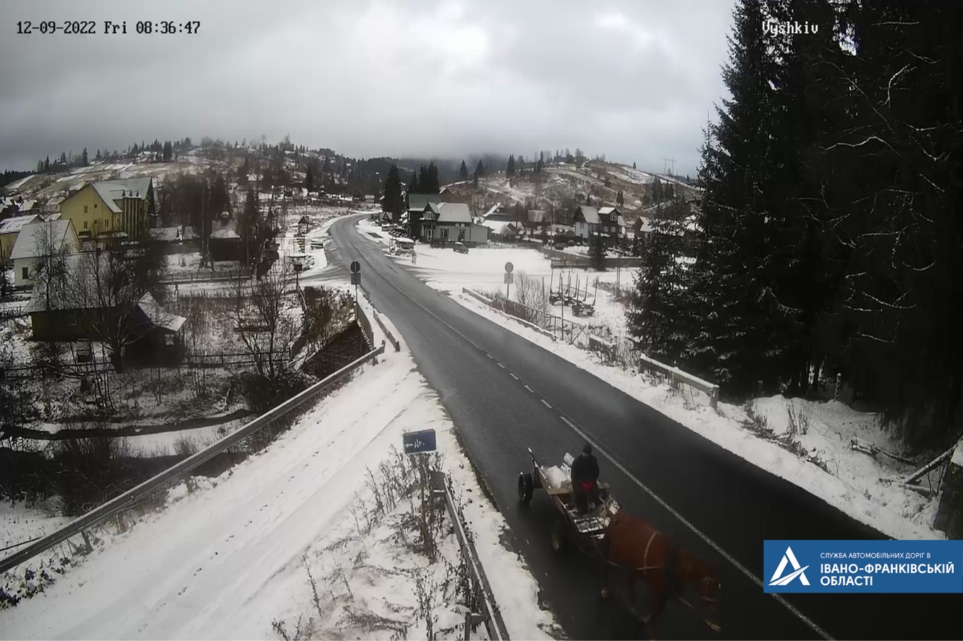 Гірські перевали – зі снігом: ситуація на дорогах держзначення Прикарпаття