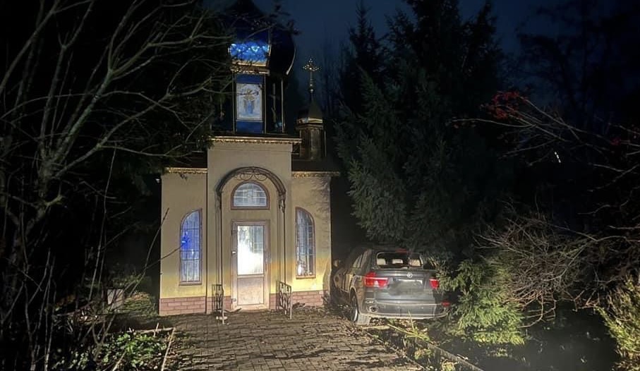 У Коломиї п’яний водій BMW в’їхав у капличку (ФОТО) 