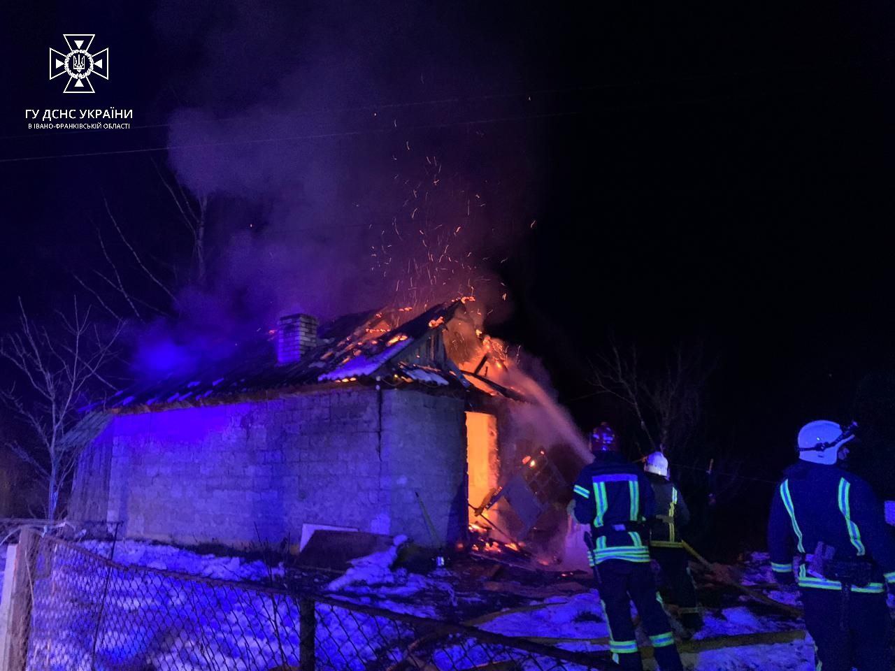 Двоє людей загинули у нічній пожежі будинку під Яремче (ФОТО)