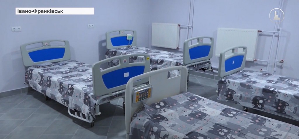 У теплі й безпеці: у дитячій лікарні Франківська облаштували укриття для найменших (ВІДЕО)