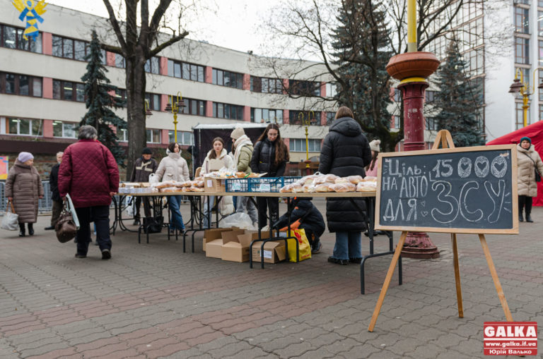 Новорічний ярмарок триває у центрі Франківська. Гроші – на ЗСУ (ФОТО)