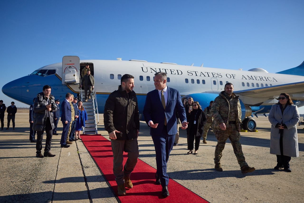 Зеленський прибув до Вашингтона та анонсував там «переговори для зміцнення обороноздатності України»