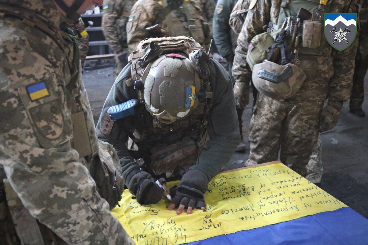 Захисники з коломийської “десятки” підписали прапор, який Зеленський має передати Конгресу США (ФОТО)