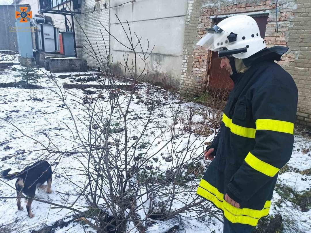 На Франківщині жінка провалилася в каналізаційний колодязь (ФОТО)