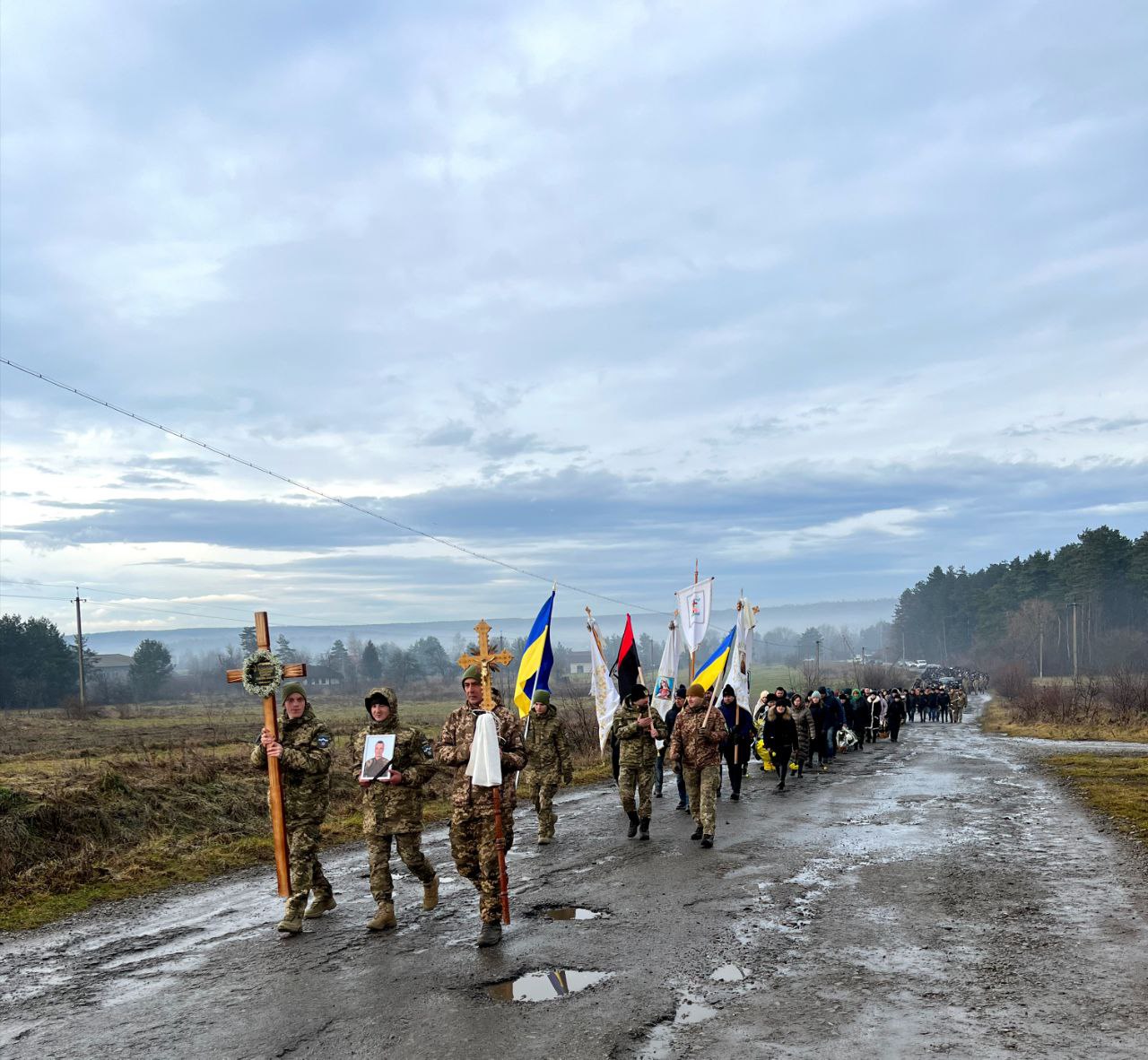 У Печеніжині в останню путь провели загиблого воїна Володимира Недільського (ФОТО)