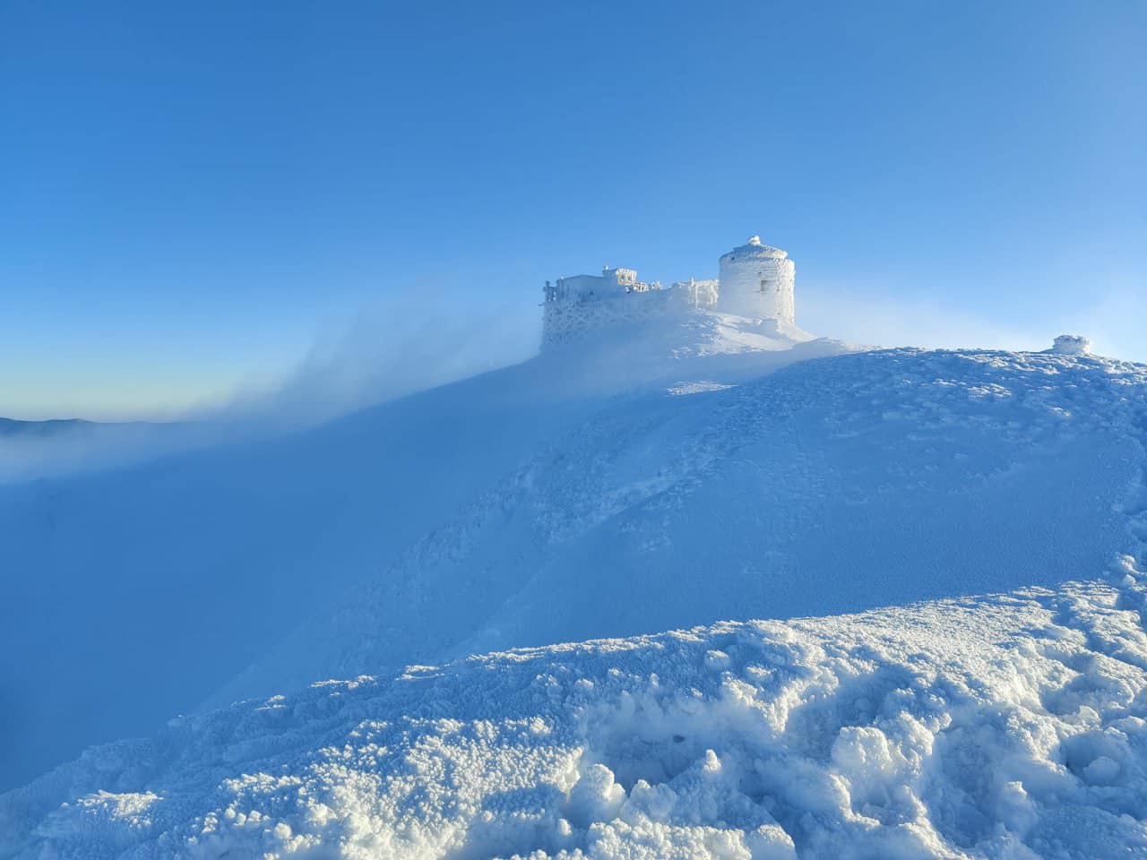 Красу засніженої обсерваторії на Піп Івані показали у мережі (ФОТО)