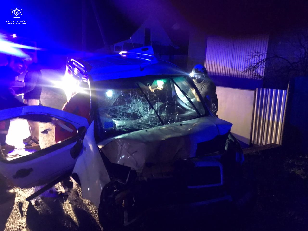 В аварії на Коломийщині травмувалася людина. Рятувальники “вирізали” її з понівеченого авто (ФОТО)