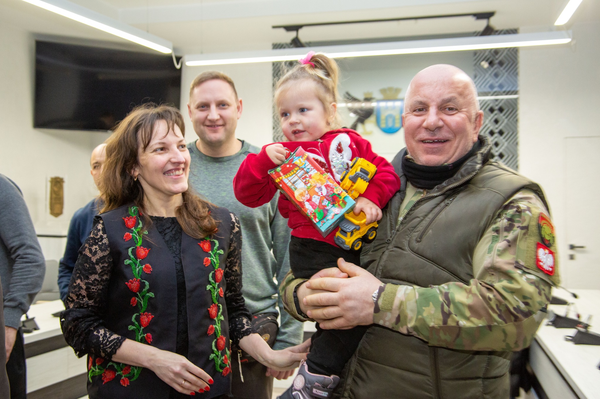 Польські волонтери привезли подарунки родинам загиблих воїнів з Франківська (ФОТО)