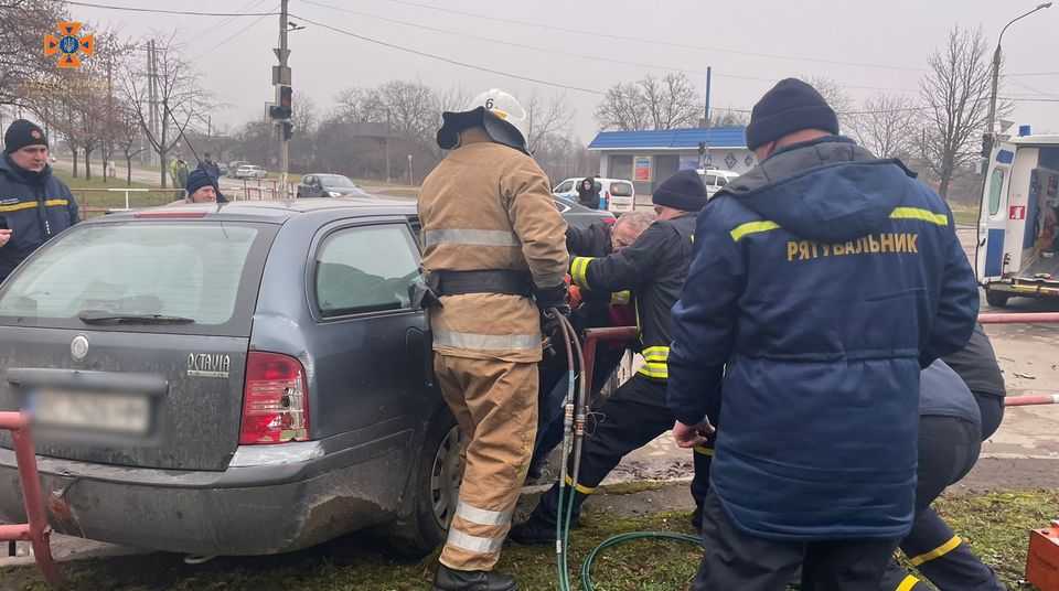 ДТП у Калуші: з понівеченого автомобіля рятувальники деблокували двох людей (ФОТО)
