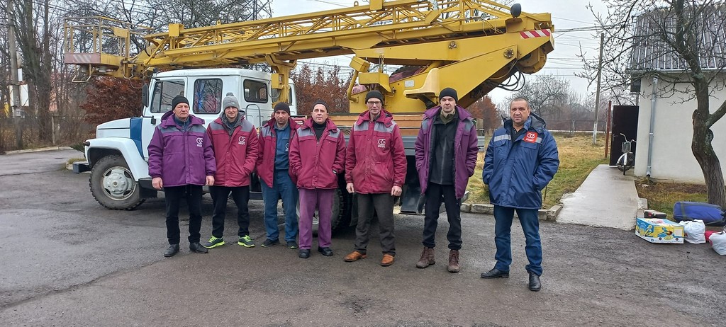 Чергові бригади прикарпатських енергетиків вирушили на допомогу колегам на півдні (ФОТО)