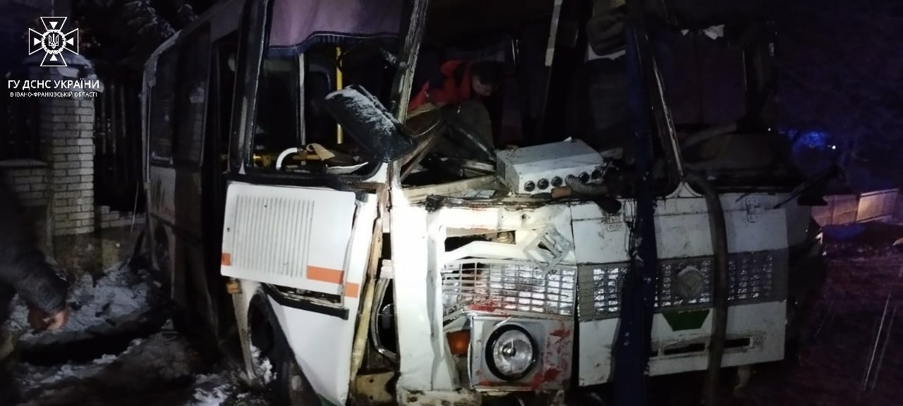На Калущині пасажирський автобус потрапив у ДТП: є постраждалий (ФОТО)