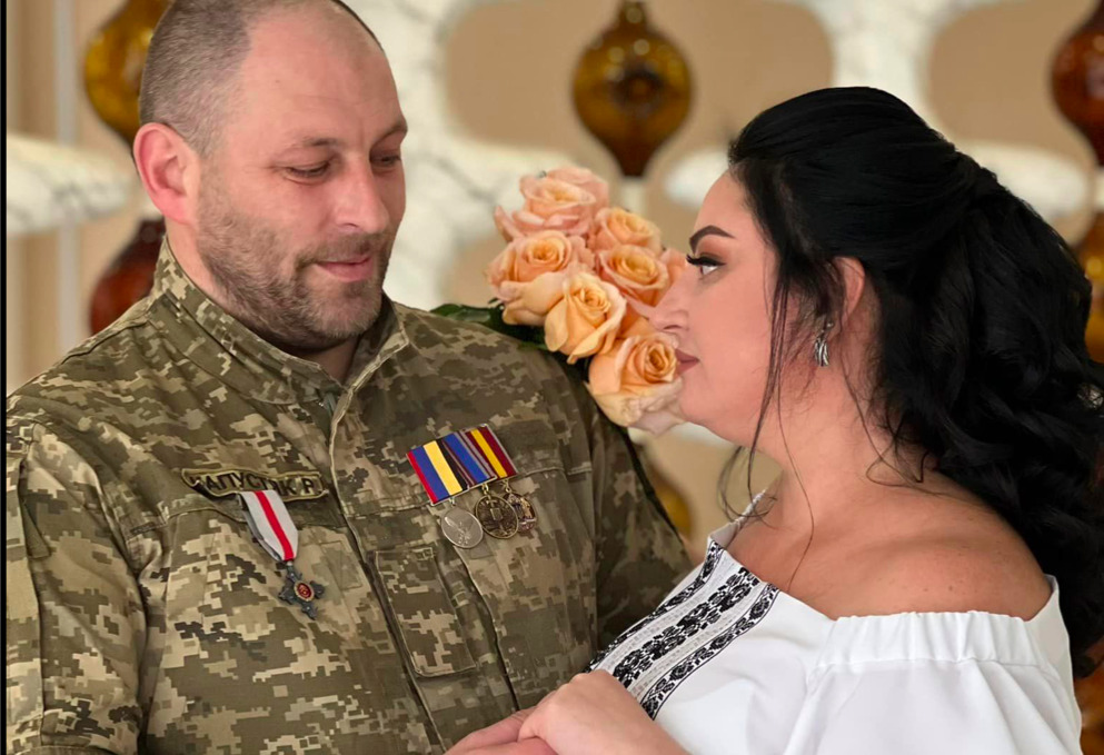 Зустрілися у лікарні: в Калуші військовий одружився з коханою (ФОТО)