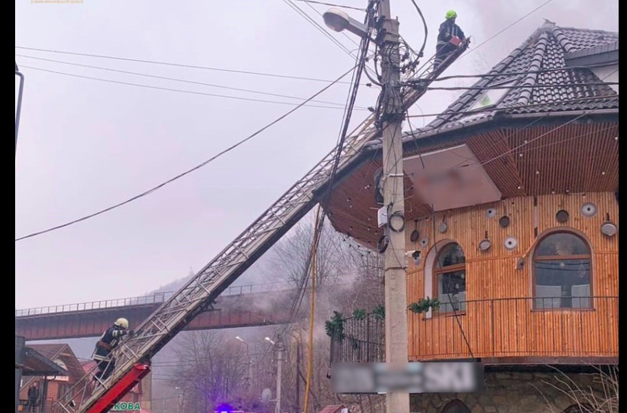 У Яремче 19 рятувальників гасили пожежу кафе (ФОТО)