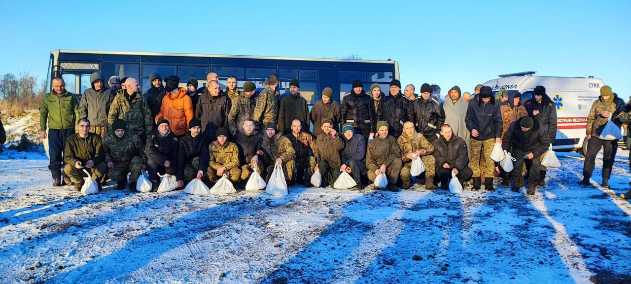 З російського полону додому повертаються 50 українських захисників (ФОТО, ВІДЕО)