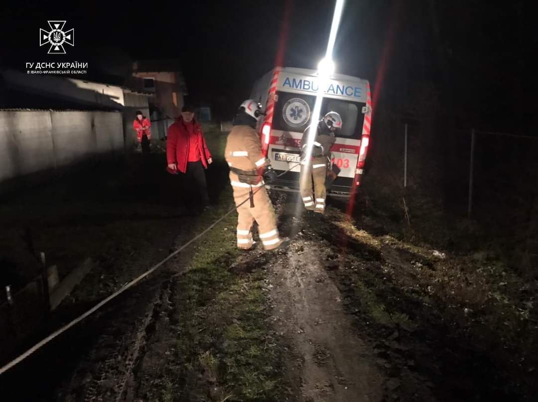 У Городенківській громаді витягали “швидку”, що зʼїхала у кювет (ФОТО)