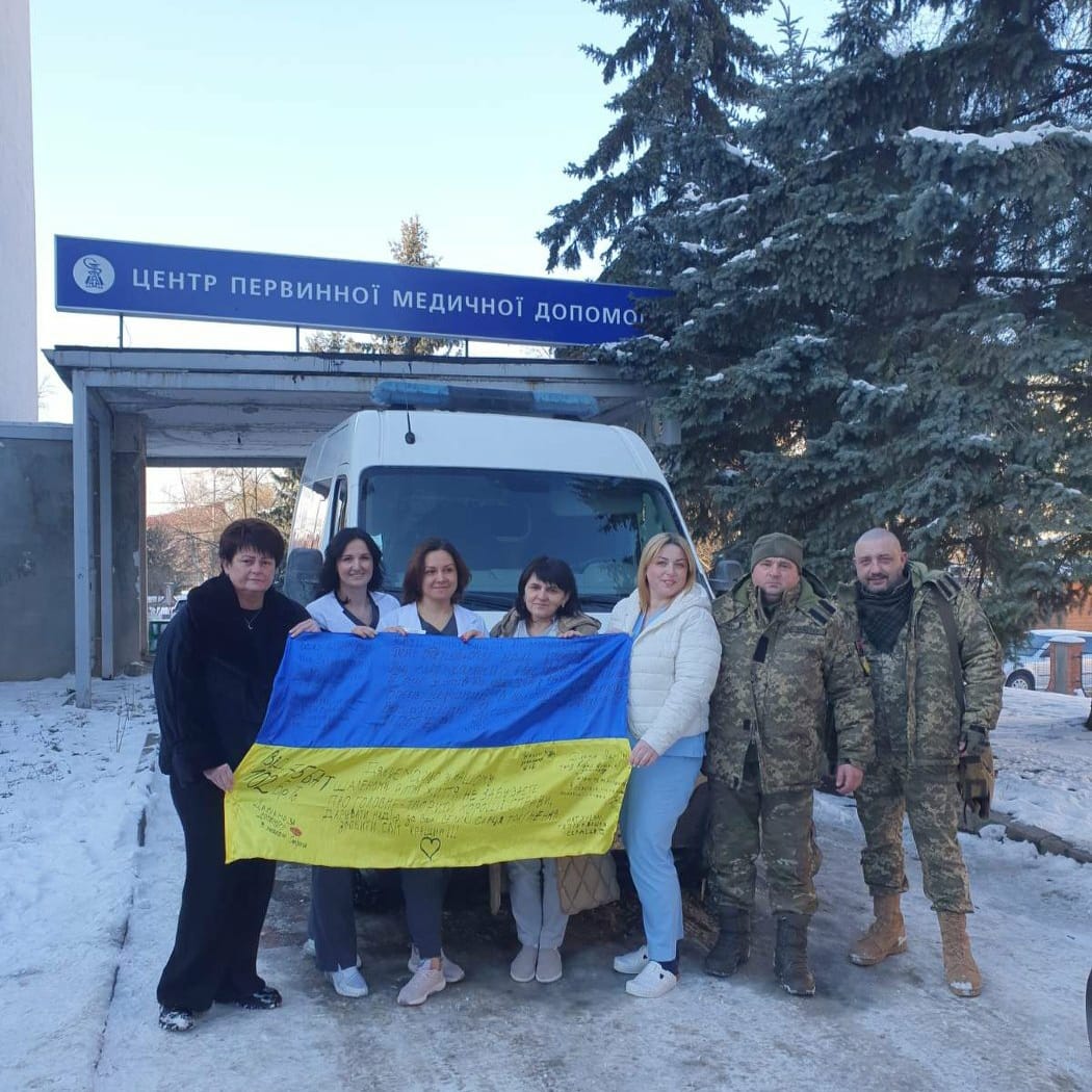 Медики Івано-Франківської обласної лікарні передали на фронт “швидку” та ліки (ФОТО)