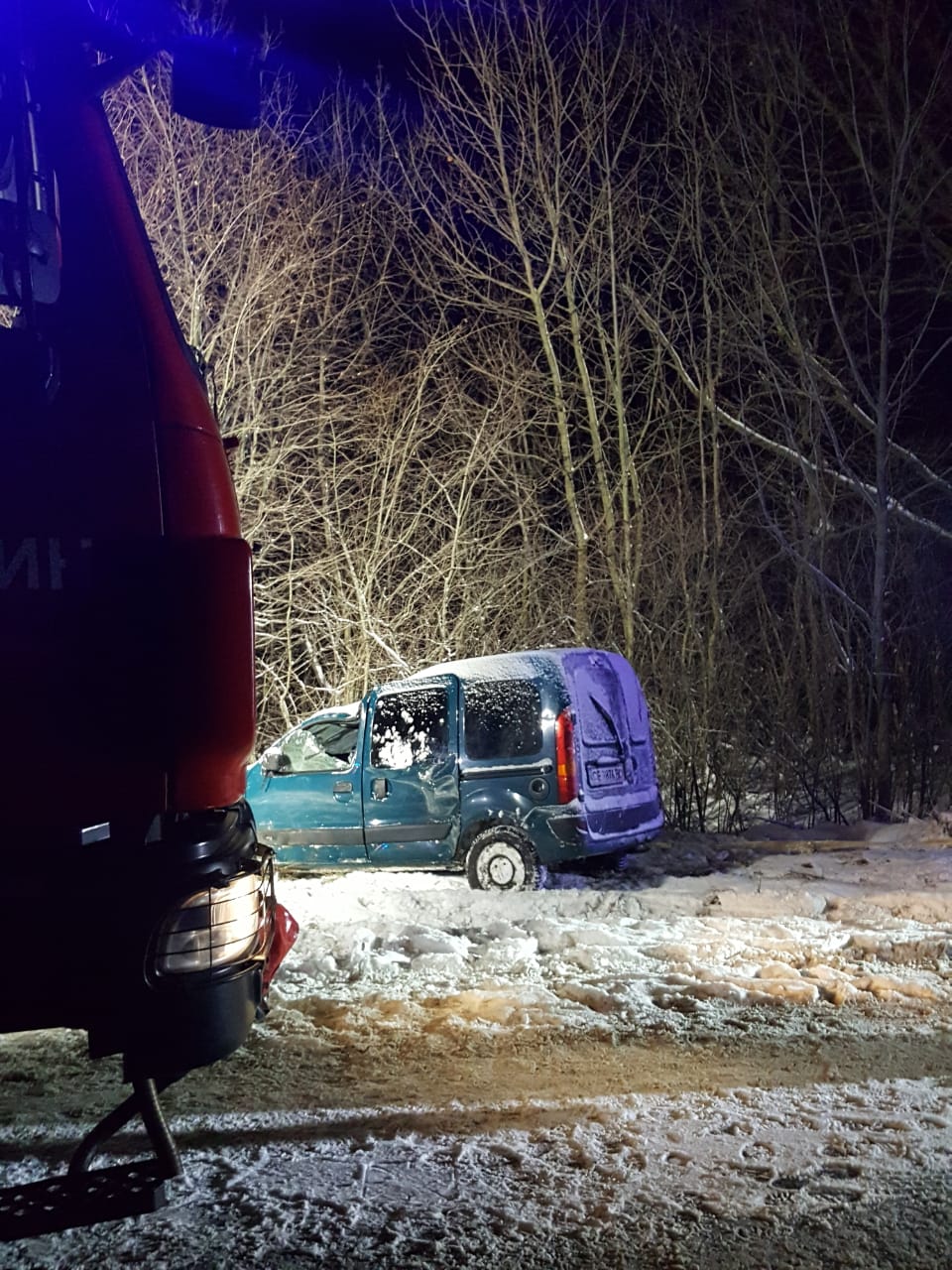 Вночі у Снятині автомобіль врізався у дерево – водій не вижив (ФОТО)