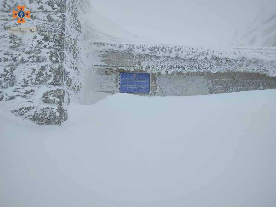 Два метри снігу намело на горі Піп Іван (ФОТО)