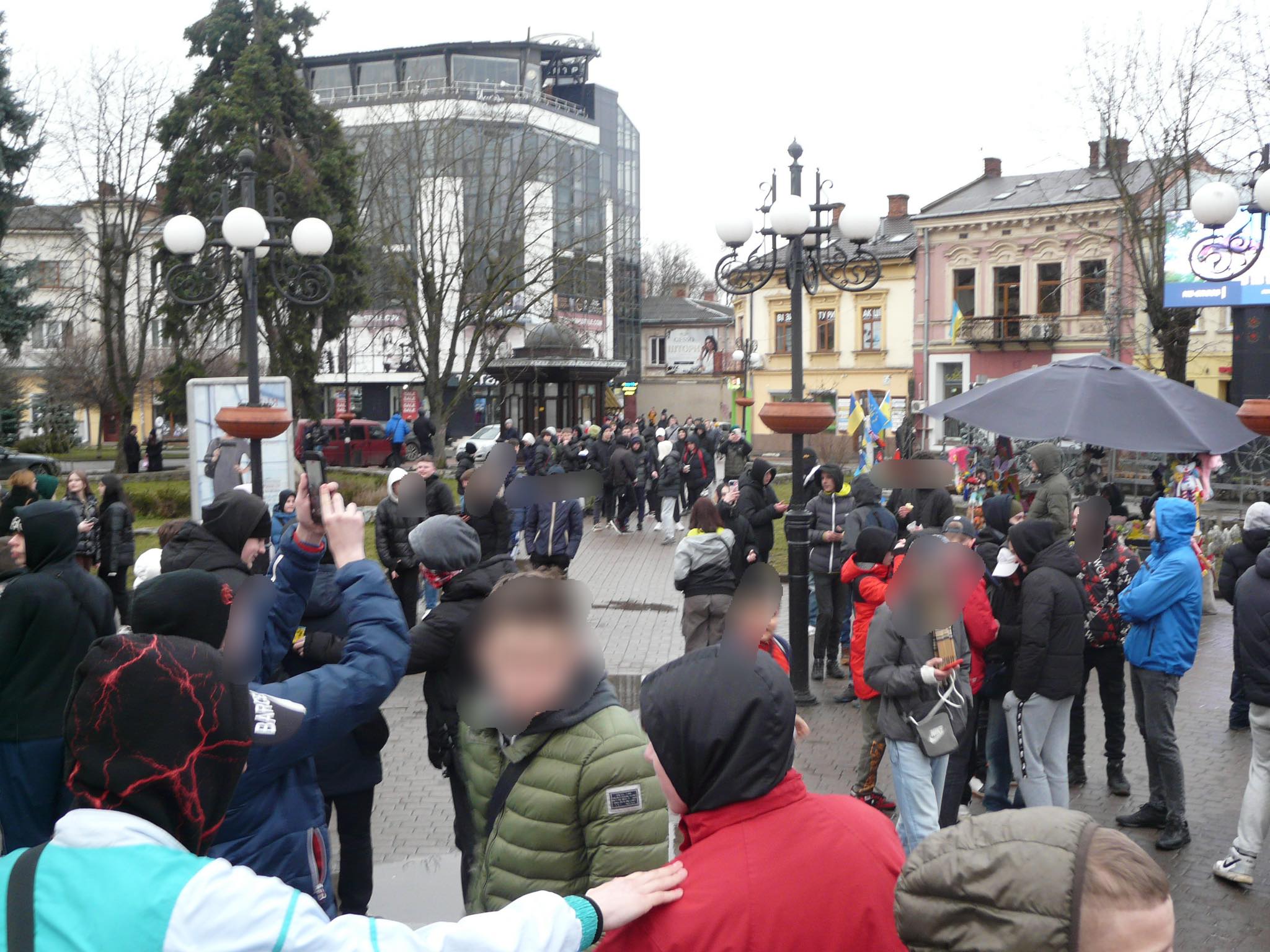 Шукали фанатів російського руху “Редан”? Поліція пояснила дивне зібрання франківської молоді у неділю (ВІДЕО)