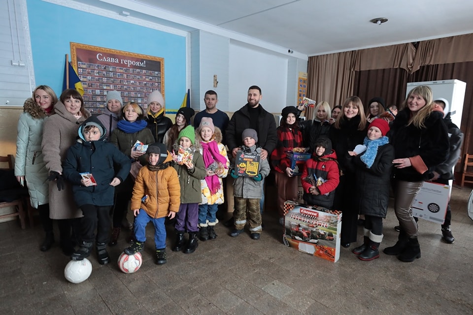 Діткам з Харківщини, що проживають на Прикарпатті, передали допомогу від благодійників (ФОТО)